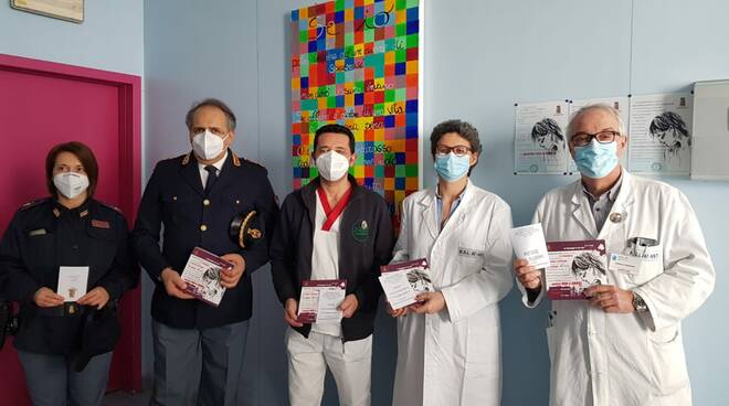 consegna brochure questura asti al pronto soccorso