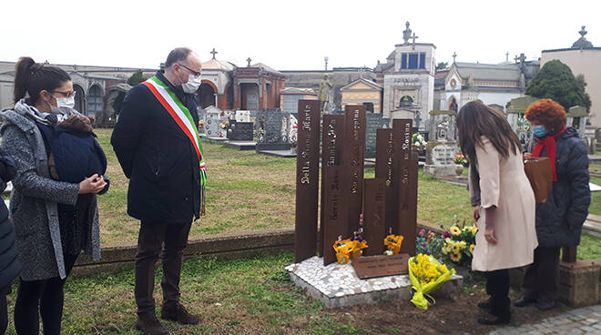 Fiori al Cimitero di Asti per l’8 marzo per  commemomare le Brusaji e le vittime di violenza