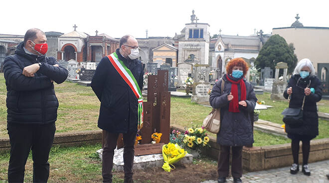 Fiori al Cimitero di Asti per l’8 marzo per  commemomare le Brusaji e le vittime di violenza