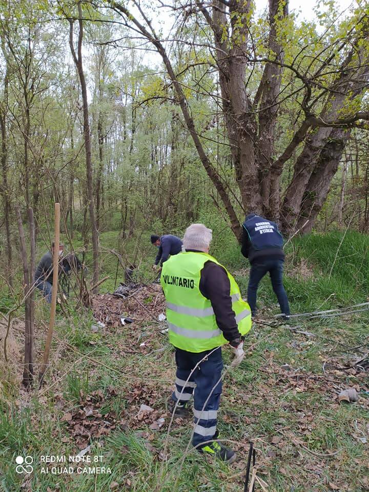 Pulizia rifiuti lungo Tanaro a Isola d'Asti