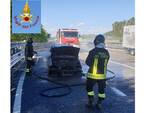 auto in fiamme a33