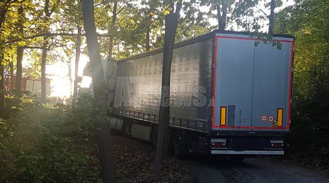 camion bloccato in strada formaggera