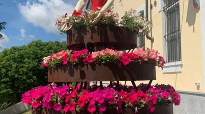 Ponzano Monferrato, la Ballerina rivestita con nuovi fiori