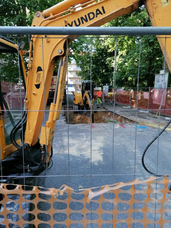 lavori per buco in via rosselli asti