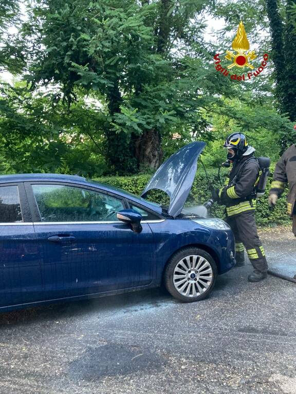 incendio auto moncalvo