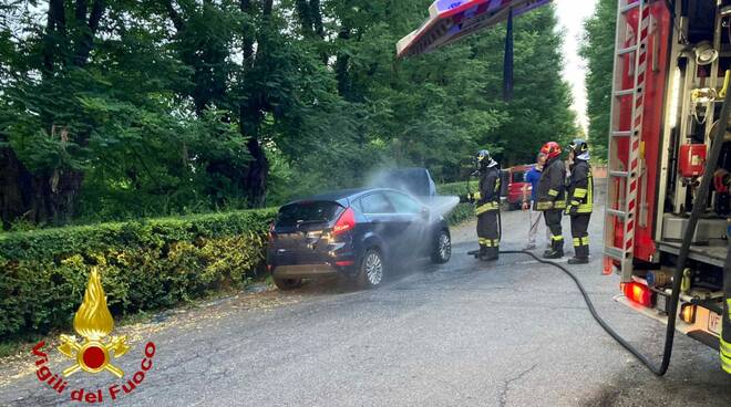 incendio auto moncalvo