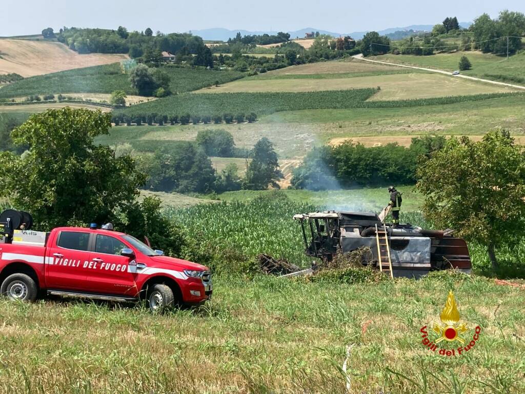 incendio mietitrebbia moncucco