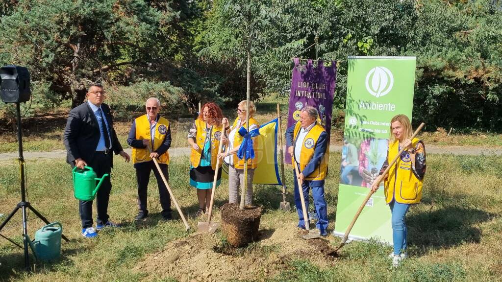 Cerimonia piantumazione 5 alberi al parco Biberach donati dal Distretto Lions 108ia3