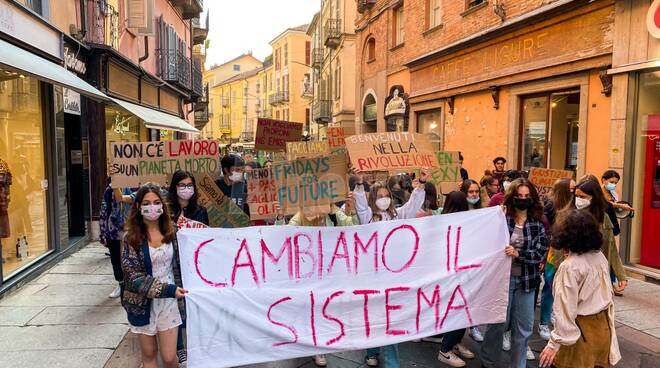 Friday For Future, anche ad Asti studenti in piazza contro il clima