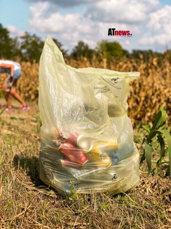 Sedie, ombrelli, centinaia di mascherine e oltre trenta sacchi di rifiuti raccolti questa mattina da Protect Our Home.