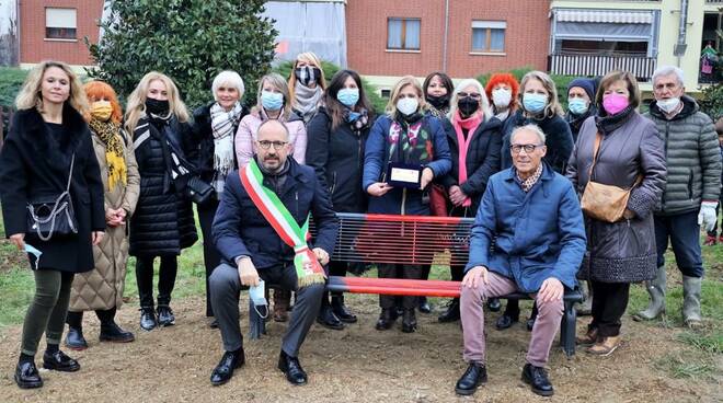 installazione panchina rossa e alberi al Parco Fruttuoso