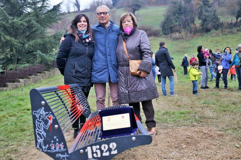 installazione panchina rossa e alberi al Parco Fruttuoso