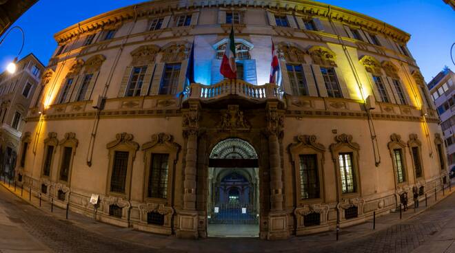 palazzo lascaris illuminato blu