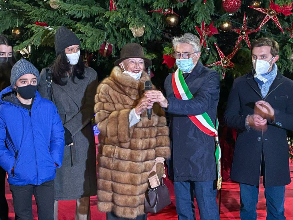 accensione albero natale 2021 alba