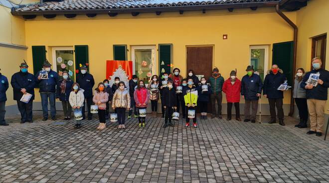 Mombello, gli alpini donano alla scuola una lim