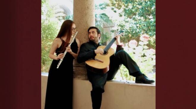 Michela de Mendo y Thomas Petrucci, dúo de flauta y guitarra, en un concierto en la Castagnolle del Lance