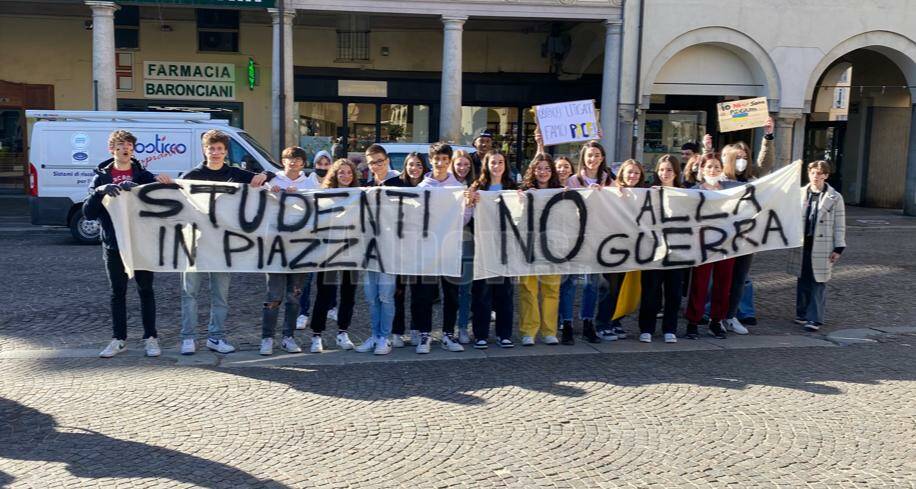 Studenti astigiani in piazza per dire no alla guerra