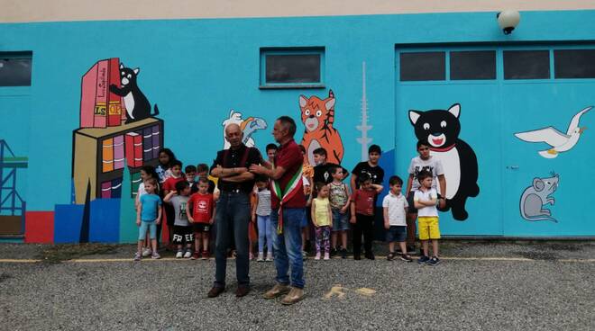 Gabiano, inaugurato il murales di Hector Mono Carrasco e degli allievi della primaria e dell\'infanzia