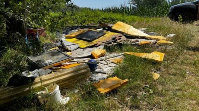 rifiuti abbandonati parco belangero