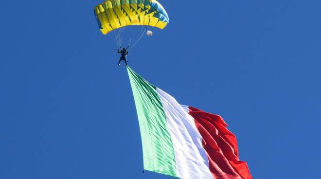 monumento lungotanaro paracadutisti d'italia