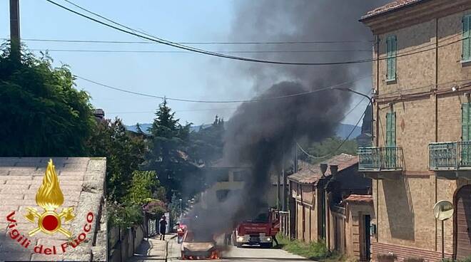 incendio auto castelnuovo calcea