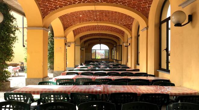 portici del Comune di Villafranca d'Asti allestiti per i commensali