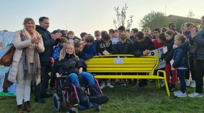 Festa degli alberi al parco \"Fontanino di Liot\" per gli alunni della Savio insieme a volontari e assessori