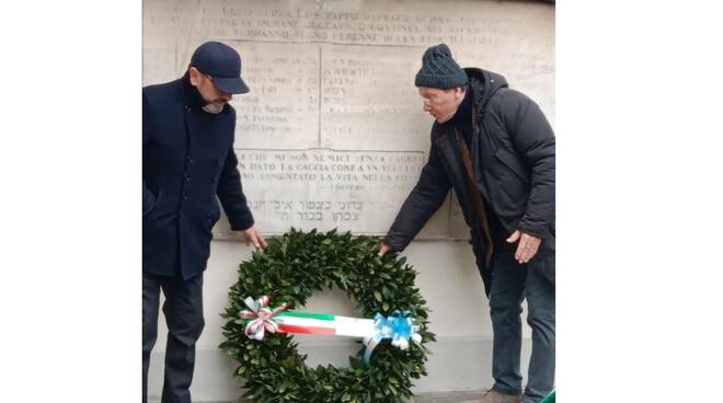 Nella foto: la deposizione della corona d’alloro da parte di Luigi Florio (a destra) e Guido Anau Montel.