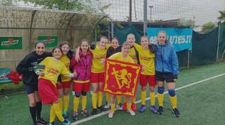 scuola dalla chiesa ragazze in gioco